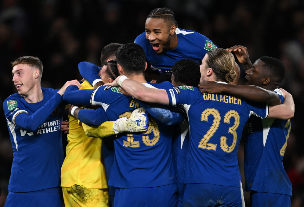 Chelsea setzt sich im Elfmeterschießen gegen Newcastle durch und erreicht das Halbfinale